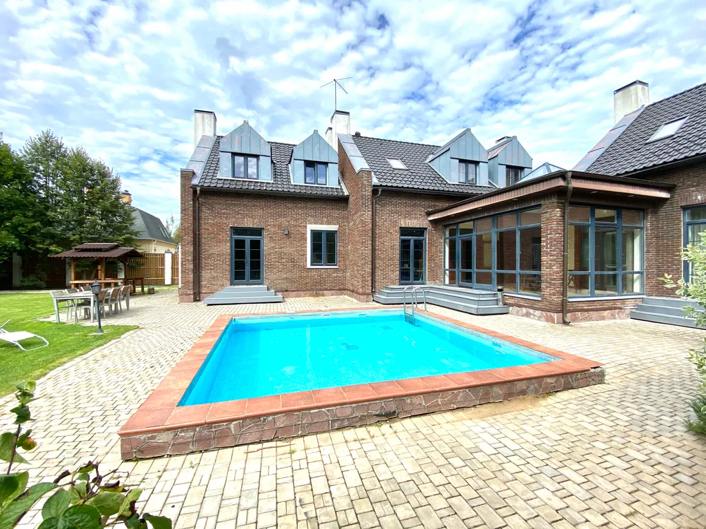 Коттедж Вилла с квадратным бассейном — аренда посуточно в Москва