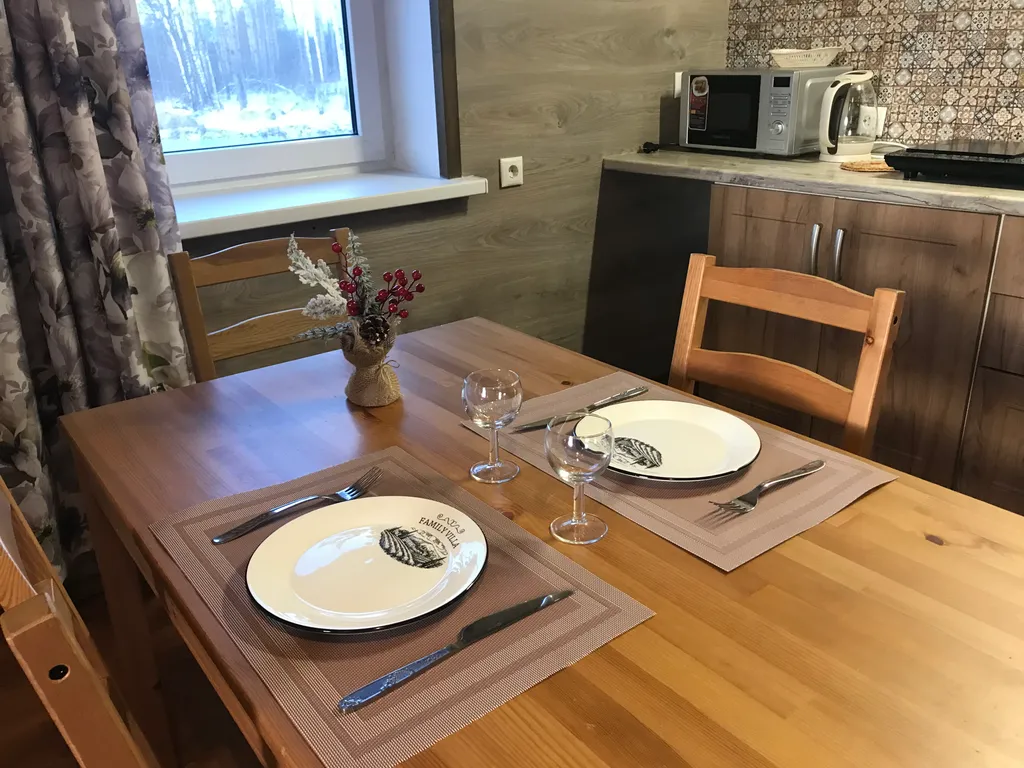 Загородный дом в лесу вблизи залива