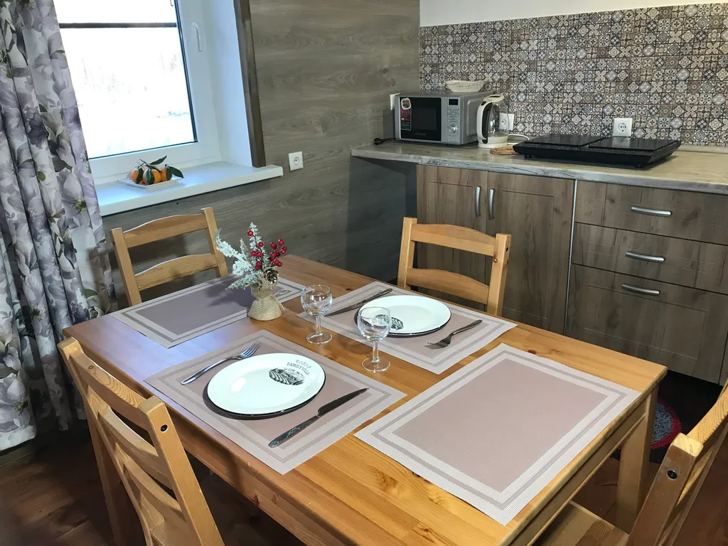 Загородный дом в лесу вблизи залива