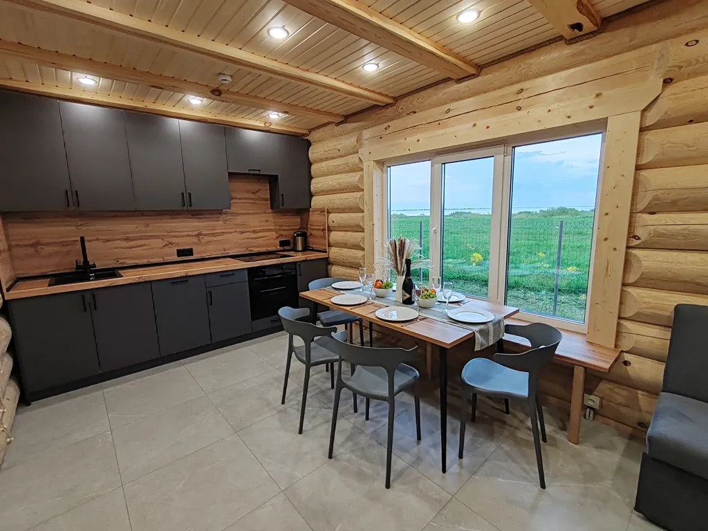 Загородный дом с видом на озеро