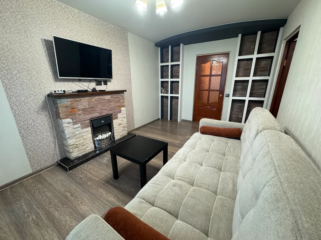 Двухкомнатная квартира люкс класса с камином в центре