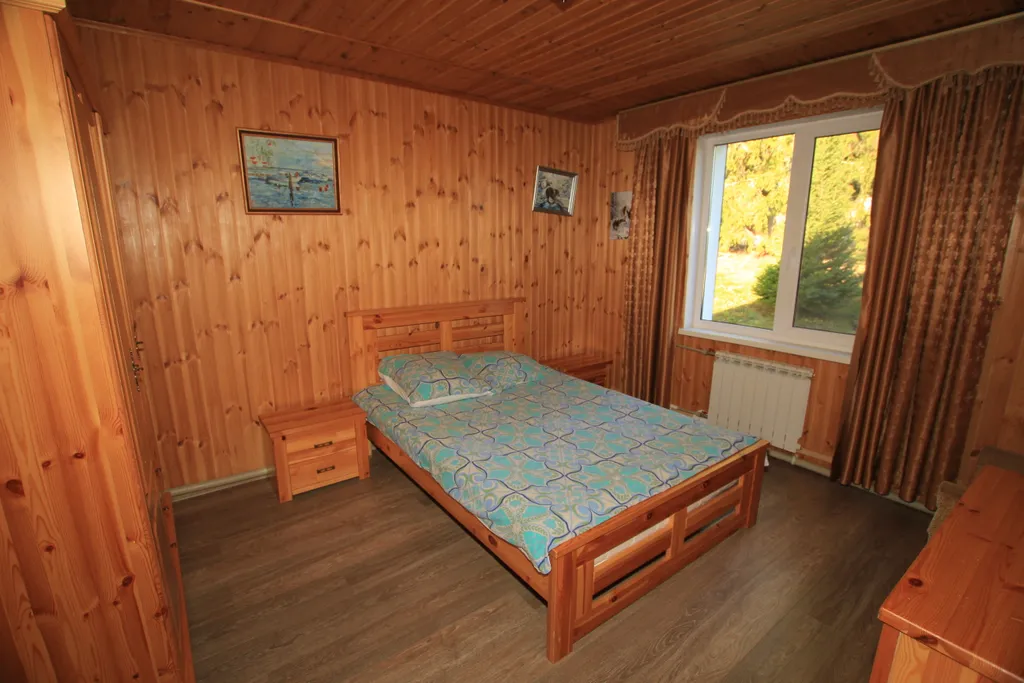 Шикарный дом находится на берегу озера, окруженный хвойным лесом