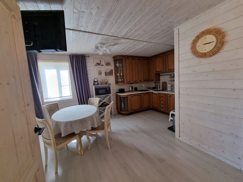 Деревянный дом в деревне дача фермера