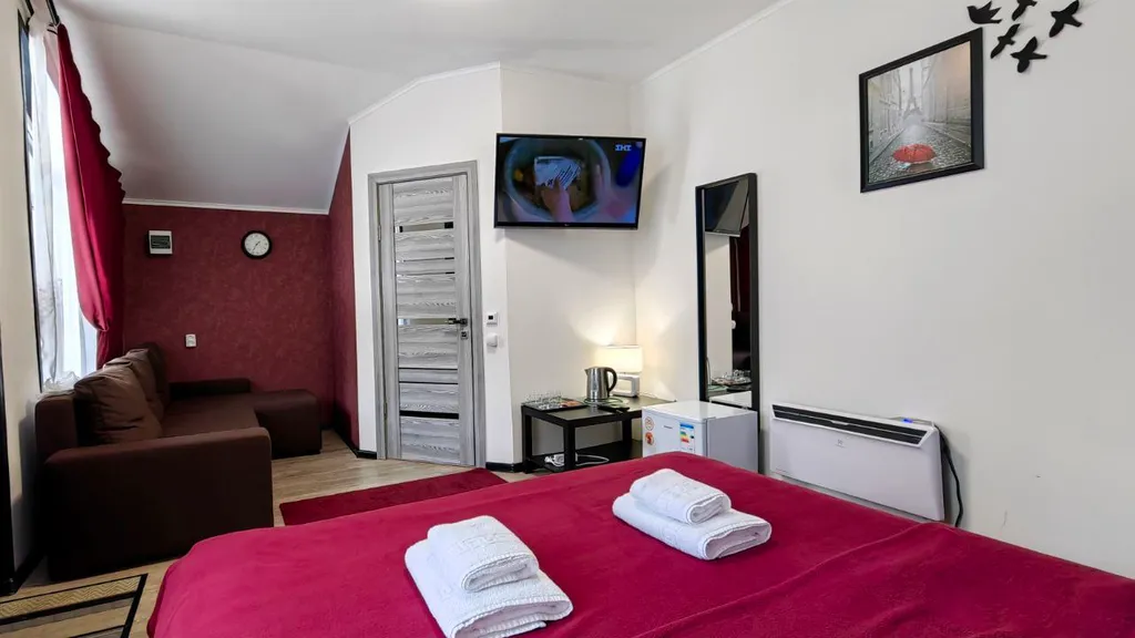 Домик в сосновом бору с видом на горы и лес