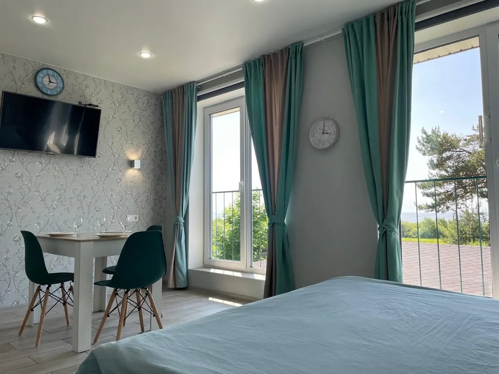 Студия с панорамным видом на озеро