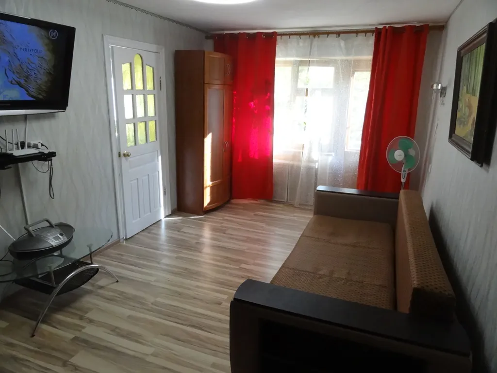 Квартира у Кремлёвского парка, балкон, Wi-Fi, кондиционер — аренда посуточно в Великий Новгород