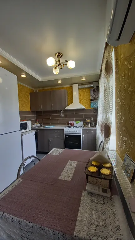 Уютная квартира в центре города с видом на гору Змейка