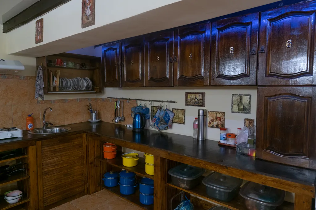 Трехместный номер с двухспальной кроватью и односпальным диваном