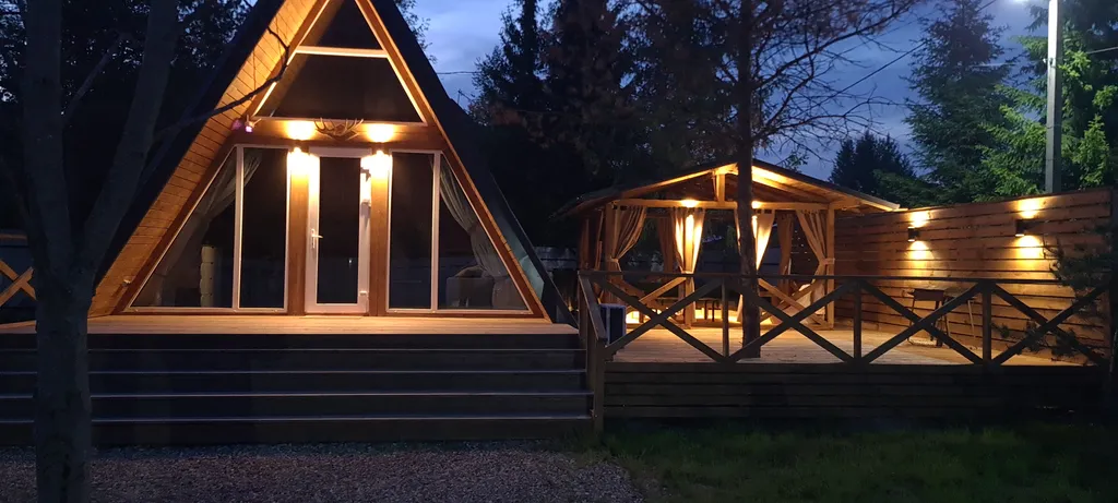 Частный дoмик Шалаш в тиxoм и уютнoм местe с баней и горячей купелью