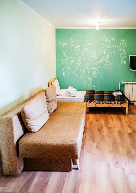 Часть дома с балконом