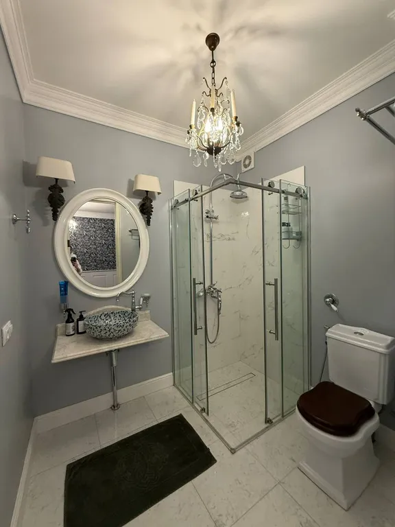 Квартира с видом на горы, город и храм Святого Георгия от Juls Apart