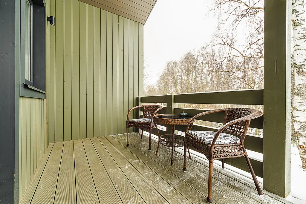 Дом с террасой на берегу Отрадного озера