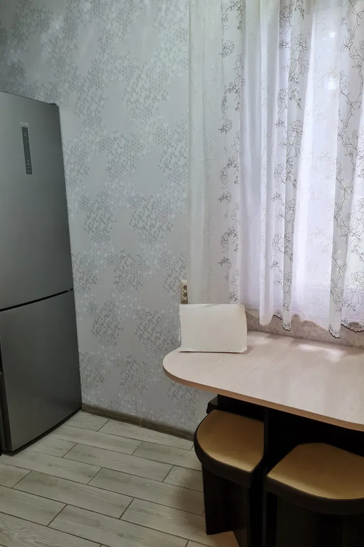 Холодильник, кухонный стол