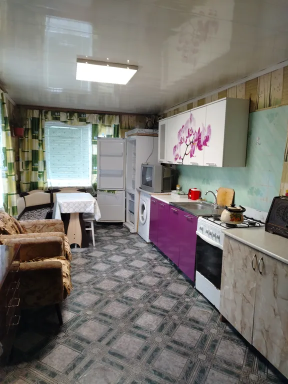 Дом недалеко от центра, во дворе беседка для отдыха