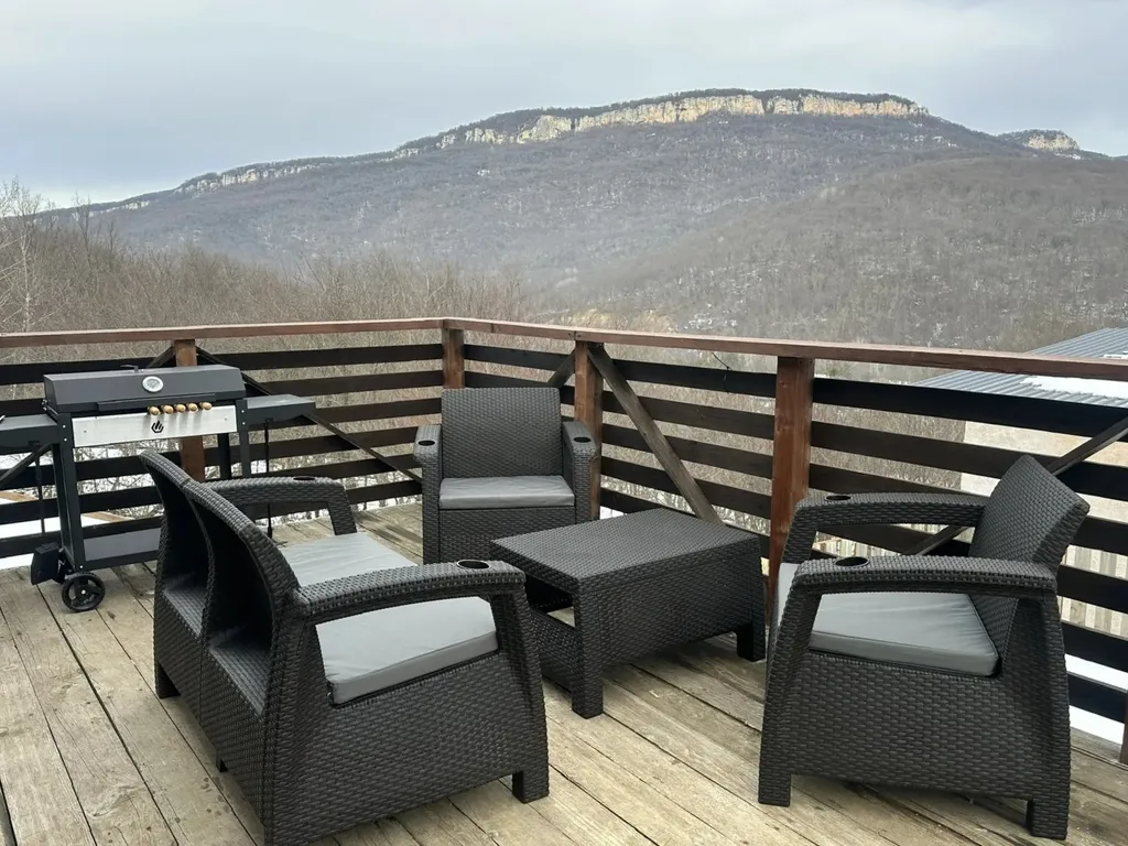 Дом в уединенном месте у леса с великолепным видом на горы