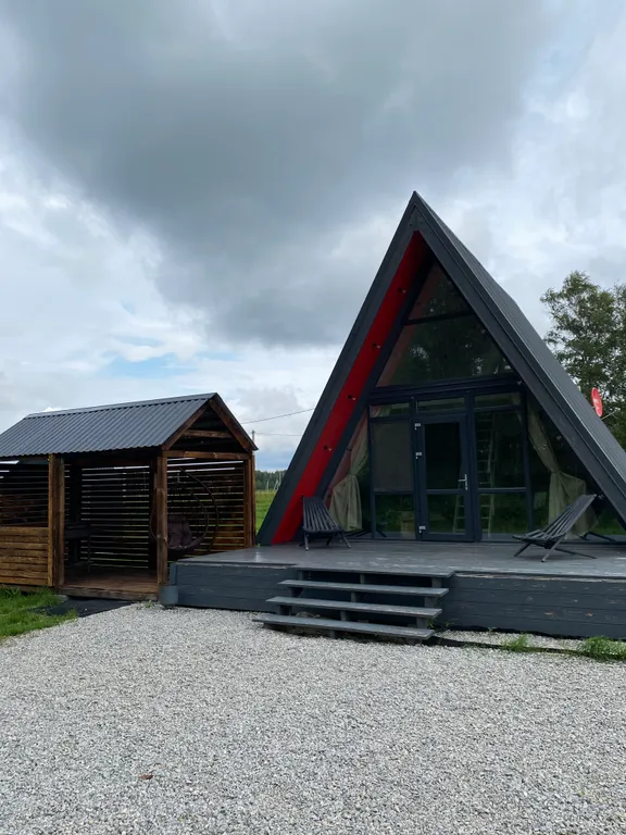 Уютный скандинавский домик у леса