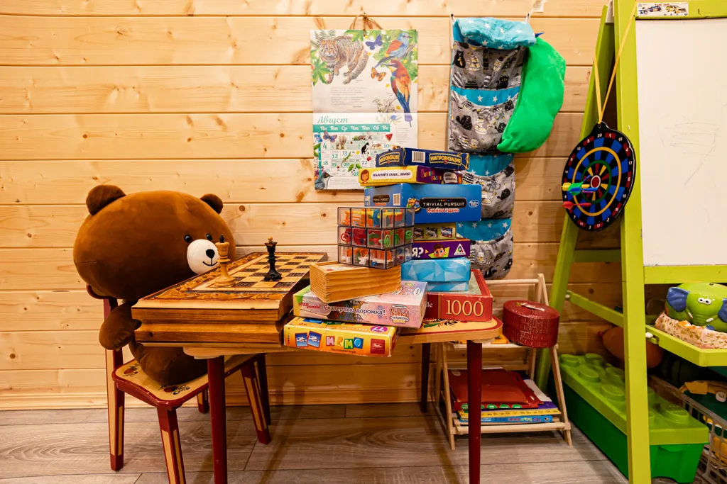 Дом на реке и краю соснового леса