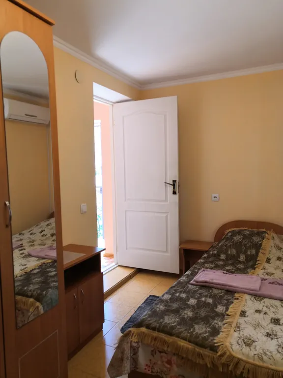 Уютный номер в коттедже в центре города.