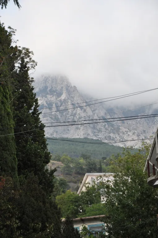 Студия с видом на море диваном и балконом