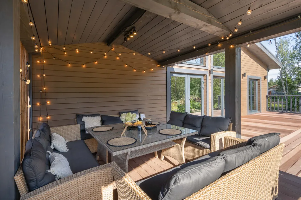 Загородный дом на берегу реки со своим пляжем