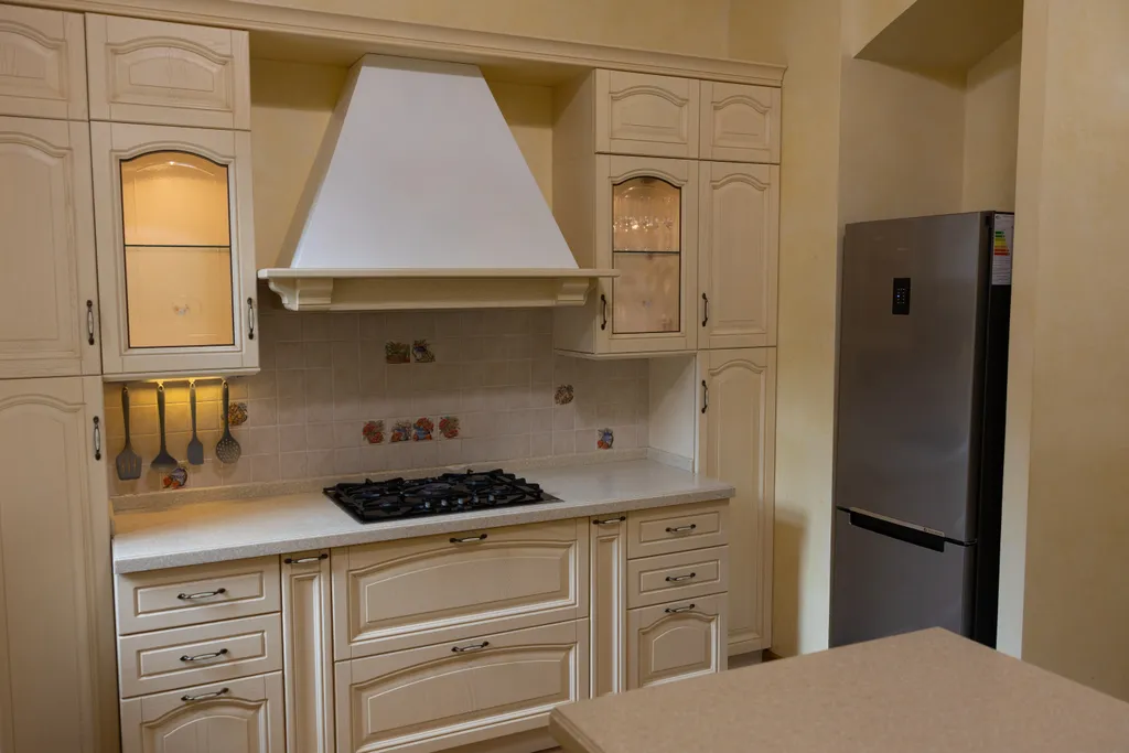 Особняк с большим бассейном в живописном лесном поселке