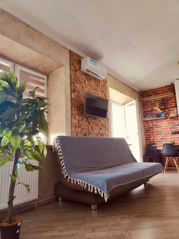 Студия с дизайнерским ремонтом в центре города