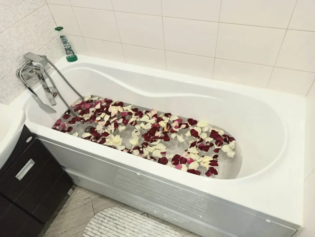 Уютная квартира в стиле лофт с комфортной кроватью и угловым диваном