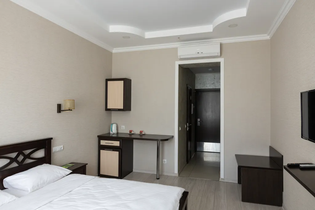 Номер в отеле с двуспальной кроватью и кондиционером