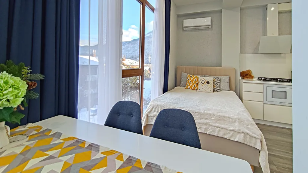 Панорамный апартамент-студия с роскошным видом на горы, в центре