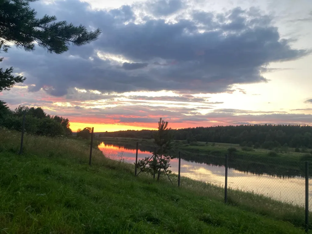 Дом на первой линии реки в тишине леса под Тверью