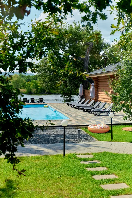 Дом Галька с видом на озеро и горы