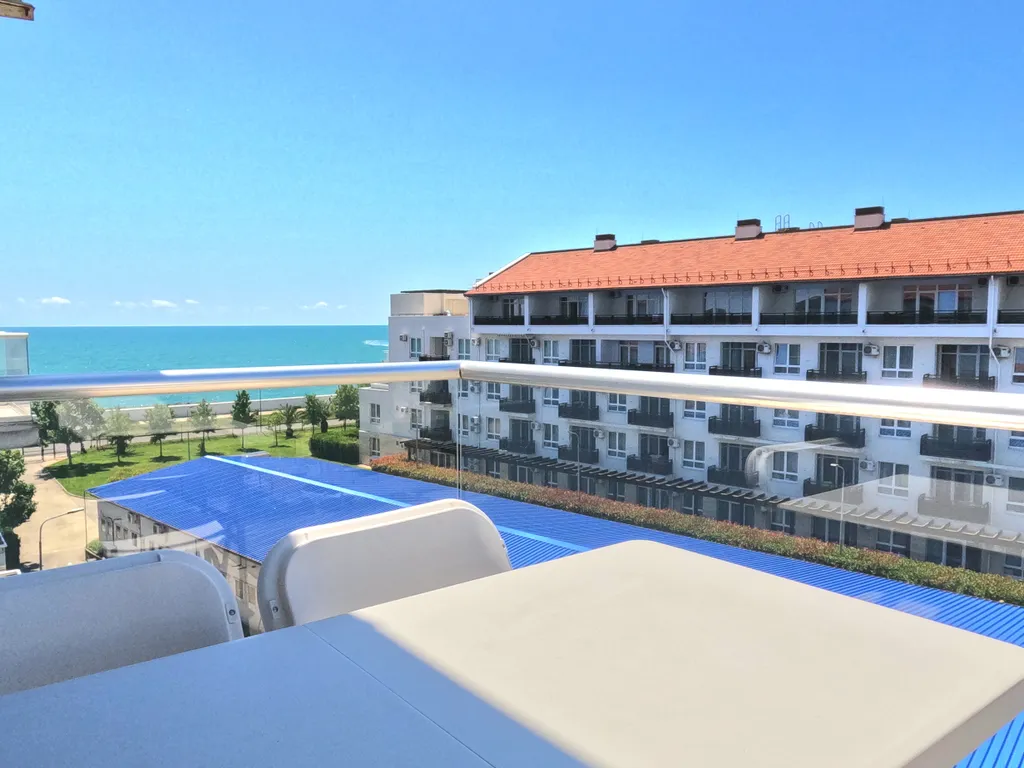 Студия с балконом и видом на синее море и горы