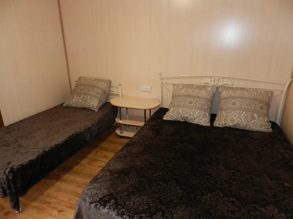 Домики на пляже Золотой Якорь с видом на море