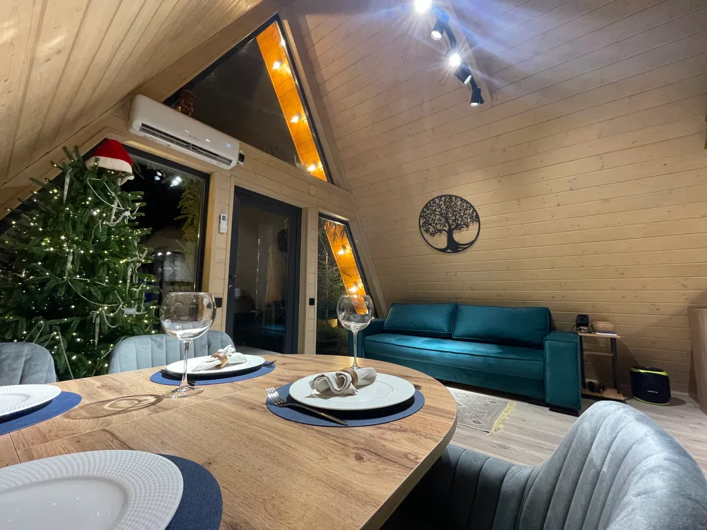 Дом А фрейм с видом на Мирский замок