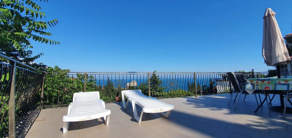 Коттедж с шикарной видовой террасой и шезлонгами