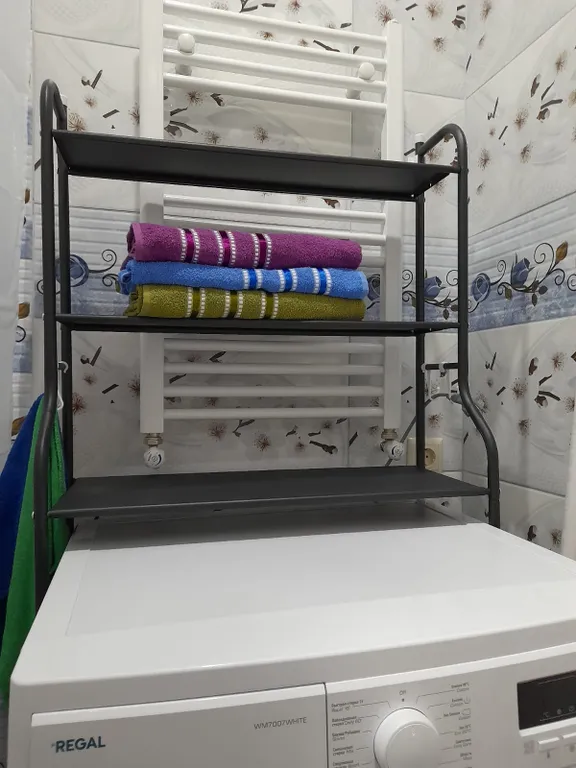 Уютная квартира у моря с видом с балкона на достопримечательности, ели и город