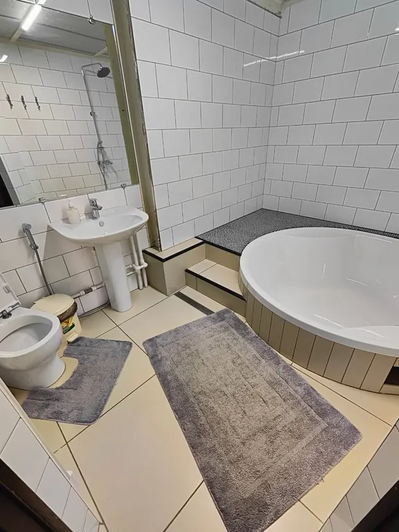 Зал и три изолированные спальни