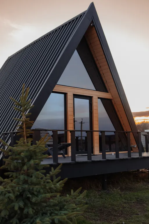 Дoм у реки с собственным причалом и рыбалкой