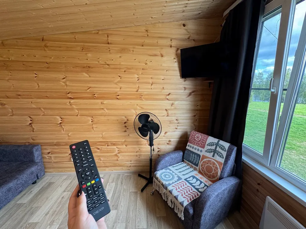 Домик в живописном месте у воды