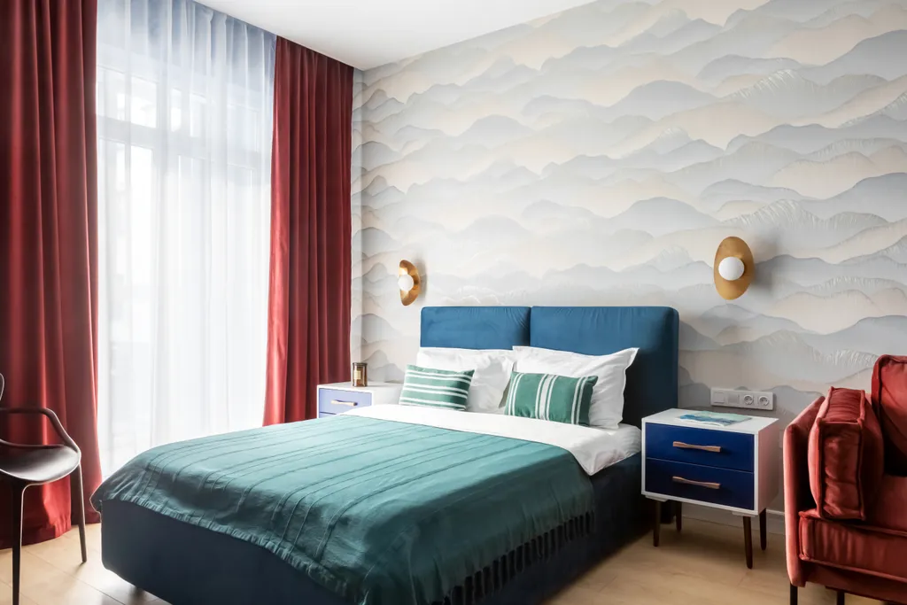 Дизайнерская студия с качелью в центре на набережной