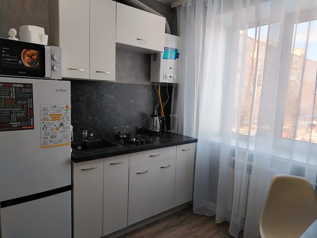 2-комнатная квартира в центре на втором этаже с застеклённым балконом