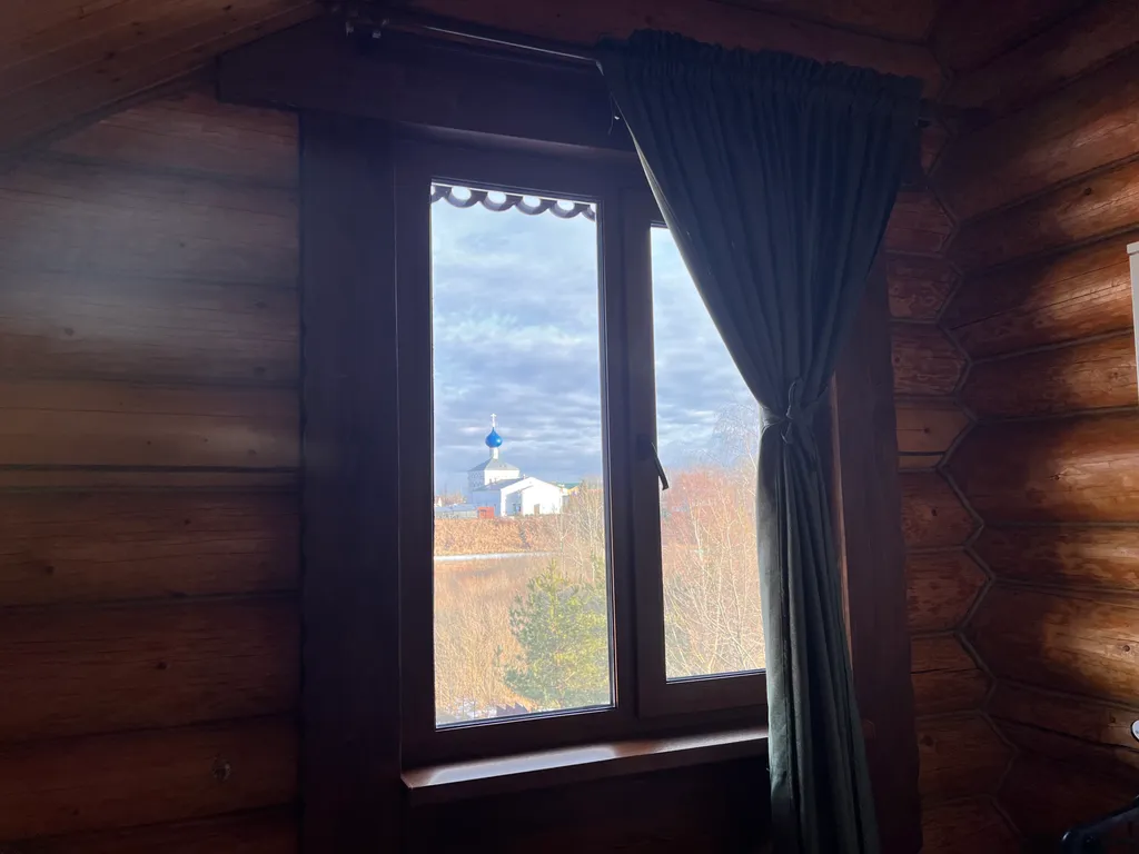 Красивый уютный бревенчатый дом с камином и видом на реку и церковь