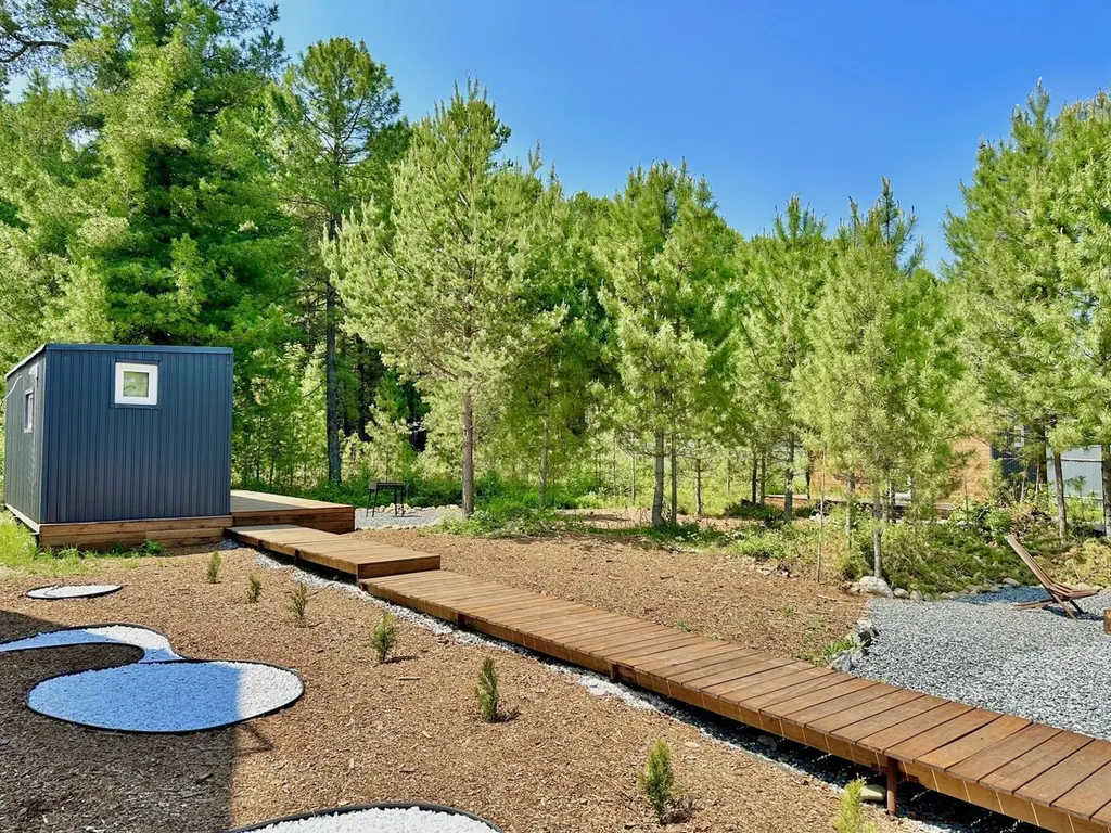 Домик в тихом и спокойном месте в окружении леса