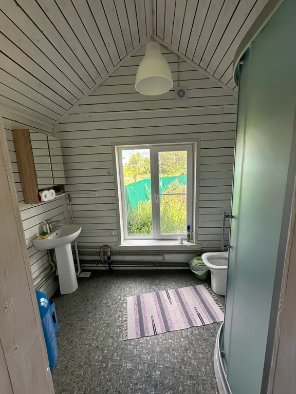 Уютный домик на берегу реки