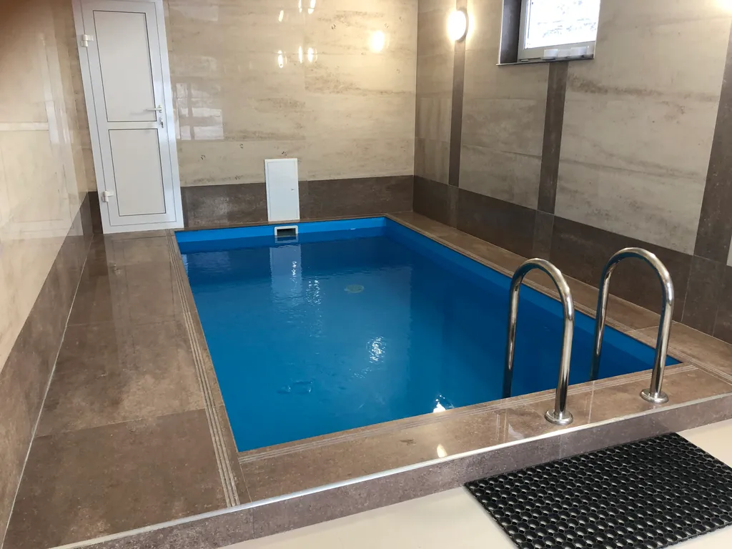 Банный домик на пруду