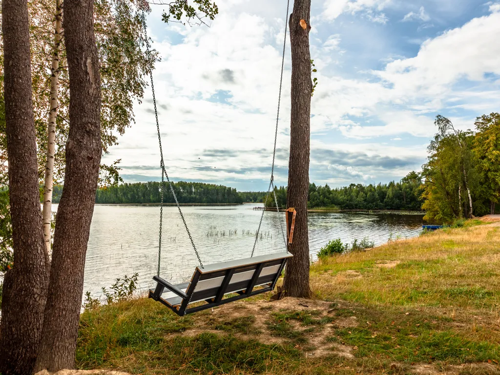 Баня на дровах на берегу озера