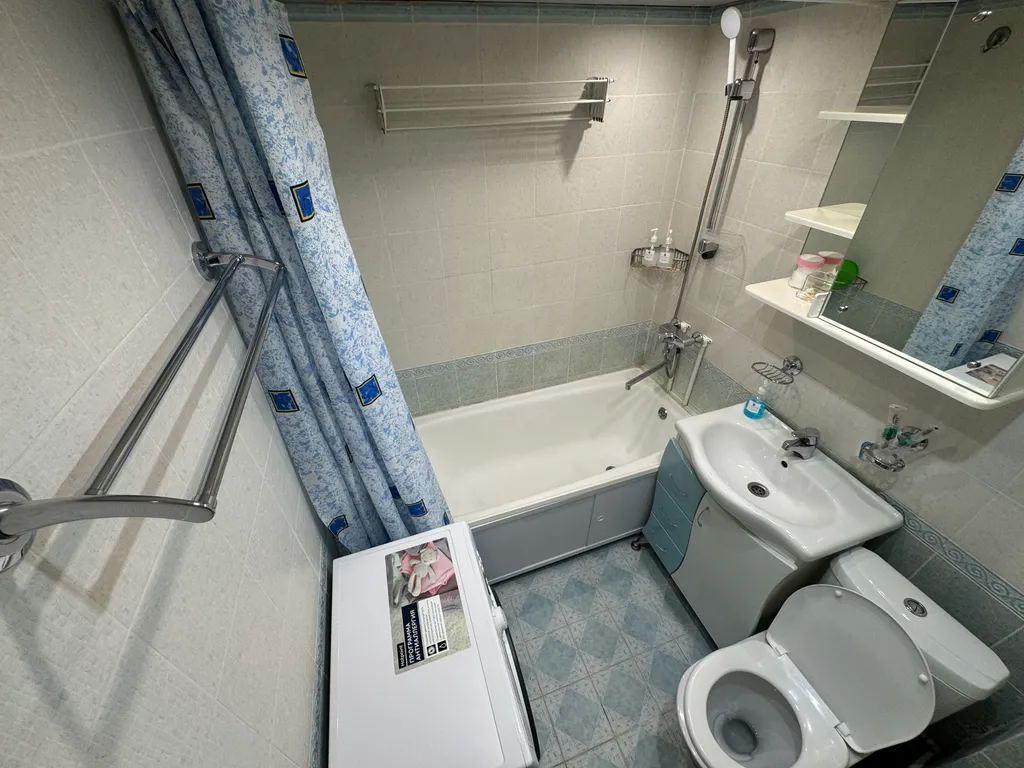 Стильная однокомнатная с большой кухней у ДК Металлургов