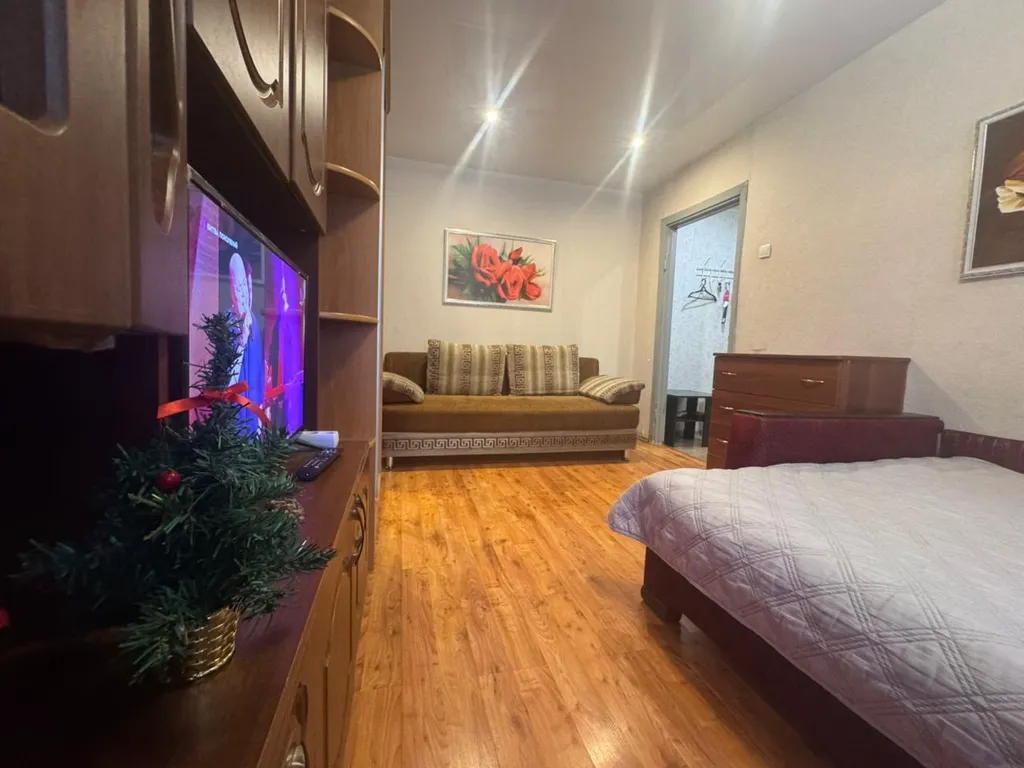 Не дорогая, без изысков, в центре