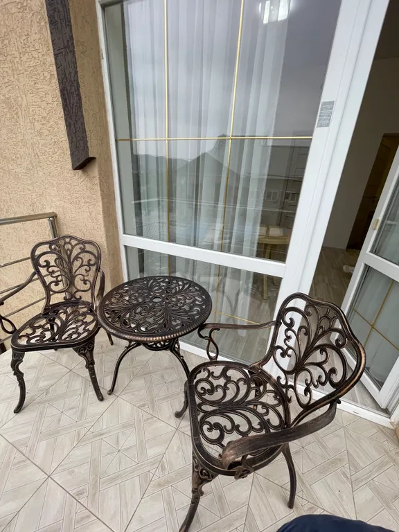 Четырёхместный номер  люкс с балконом с видом на город и горы