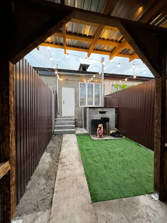 Дом и задний двор